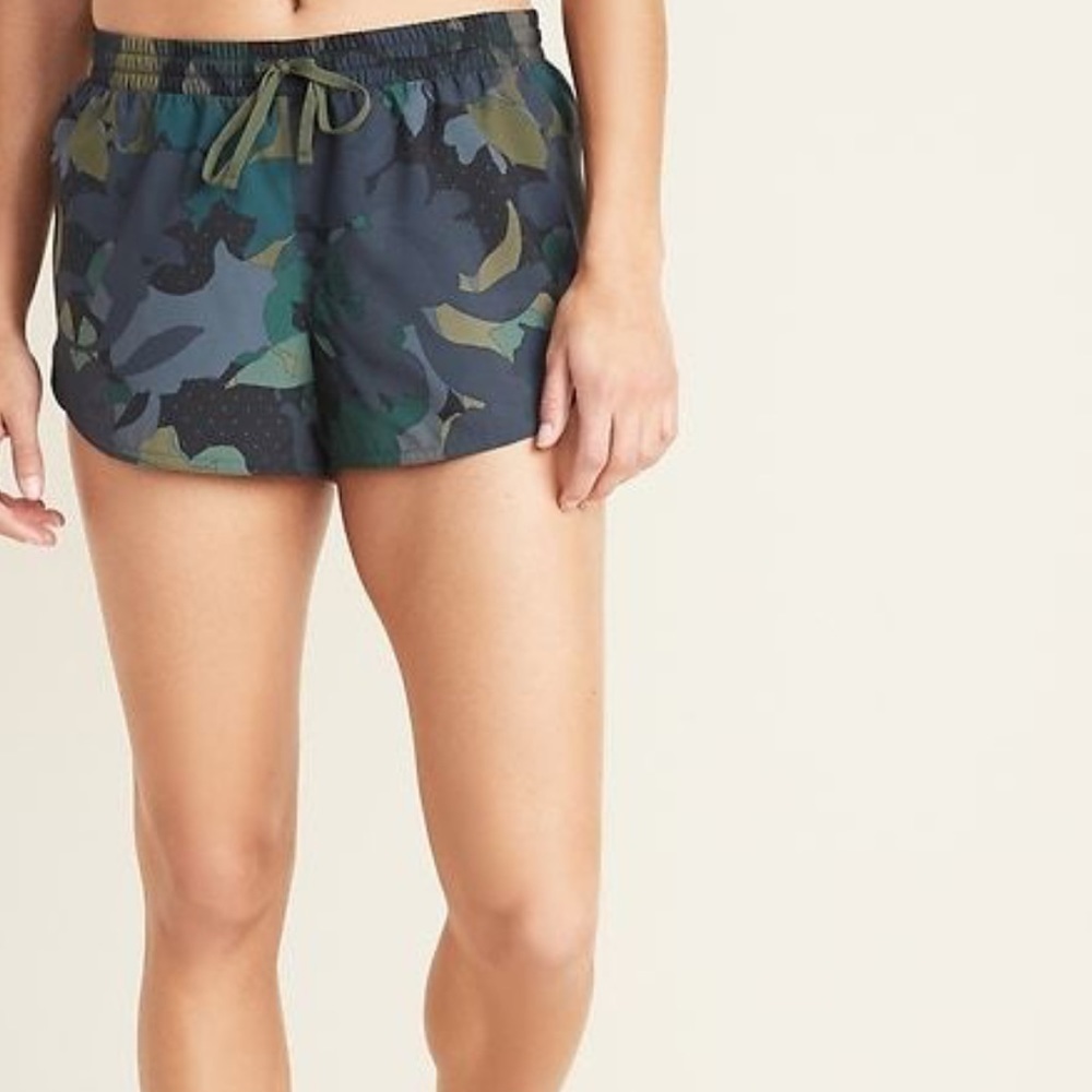 Old Navy Go Dry Mid-Rise Dolphin Hem Run Shorts For Women Dot Camo - Picture 2 of 8
